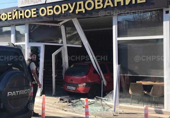 В Сочи автоледи перепутала педали и разгромила магазин