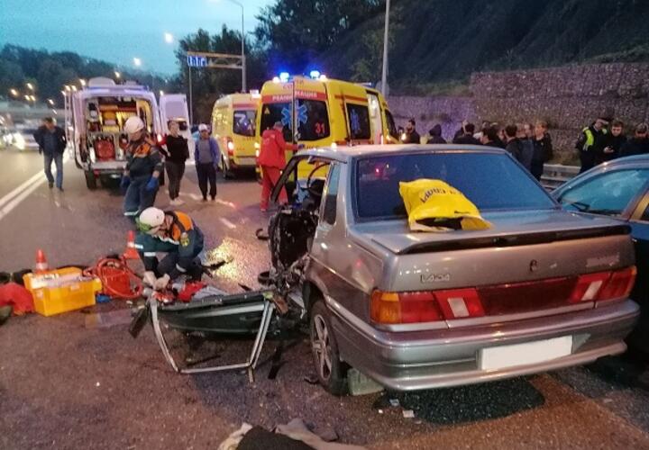 В Сочи, чтобы спасти пострадавшего в ДТП водителя, «разрезали» машину