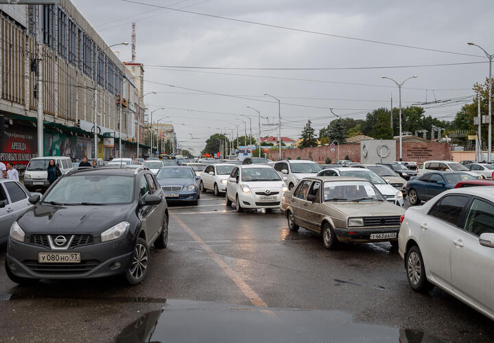 Автомобили «ползут» по скоростной дороге в центре Краснодара
