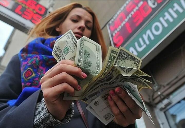 Финансист подсказал, что делать россиянам с долларами