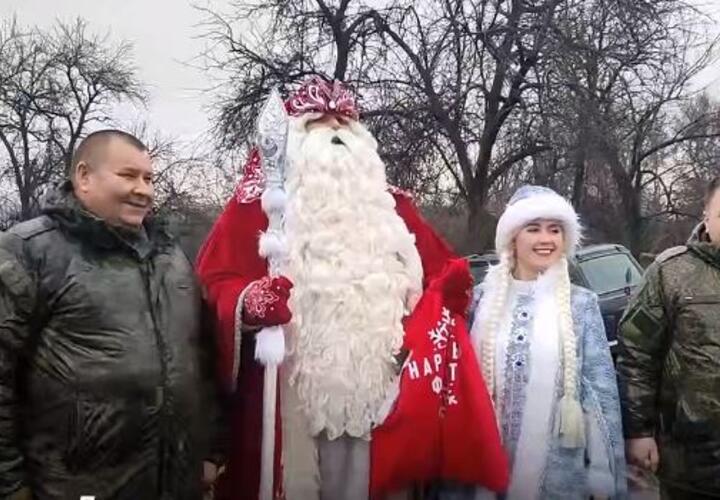 Главный российский Дед Мороз привез подарки военнослужащим в ЛНР