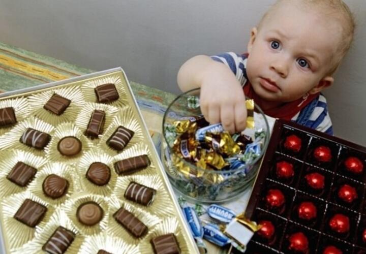 Медики рассказали, сколько конфет в день можно съедать детям 