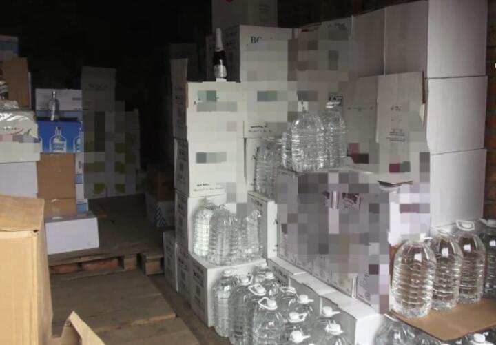На Кубани в гараже обнаружили более 10 тонн контрафактного алкоголя