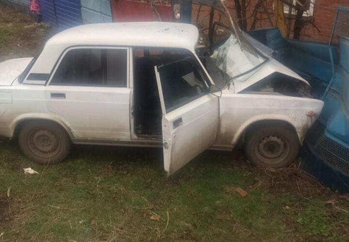 На Кубани водитель «Лады» влетел в забор дома и погиб