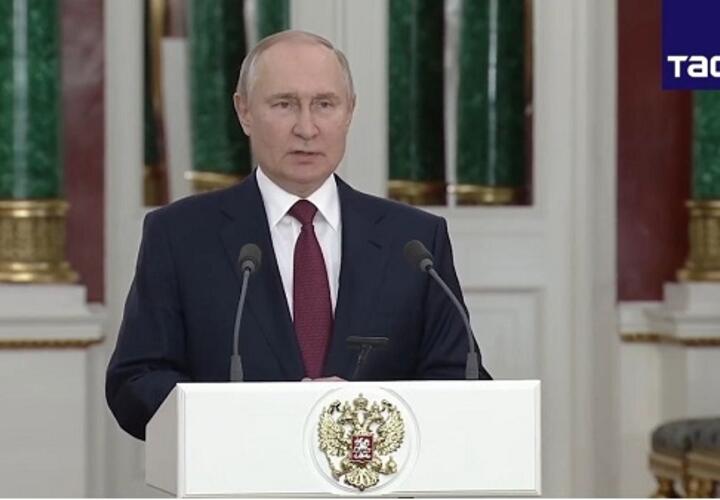 Путин на пресс-подходе к журналистам подвел итоги уходящего года