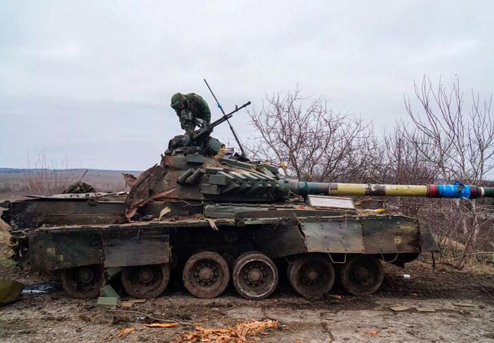 Украинских танкистов отправляют в бой в танках с заваренными люками