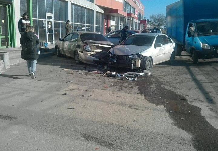 В Анапе гонщик на иномарке сбил двух детей на парковке магазина