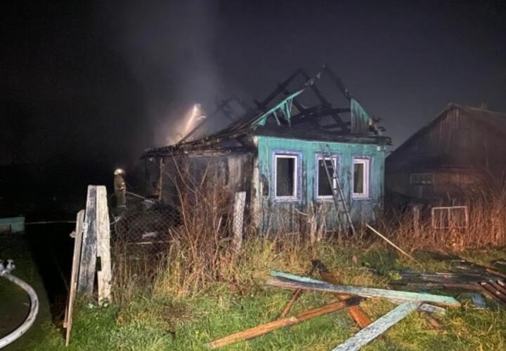 В Апшеронском районе Кубани загорелся частный дом