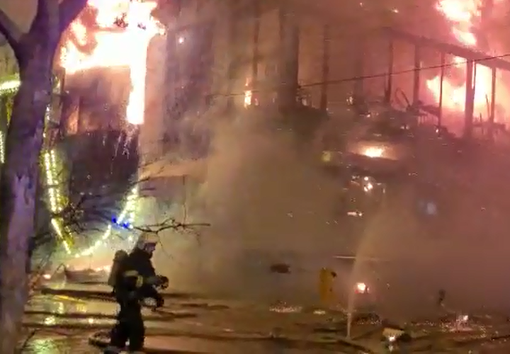 В центре Краснодара горит ресторан в здании отеля