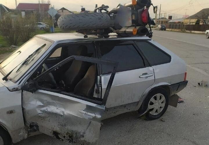 В Крымске мотоцикл приземлился на крышу автомобиля