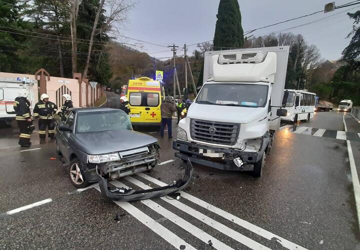 В Сочи 82-летний водитель ВАЗа умер по дороге в больницу после ДТП