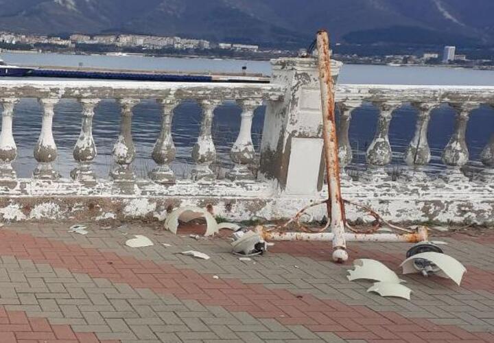 Жителей и гостей Геленджика шокировала разруха на Набережной