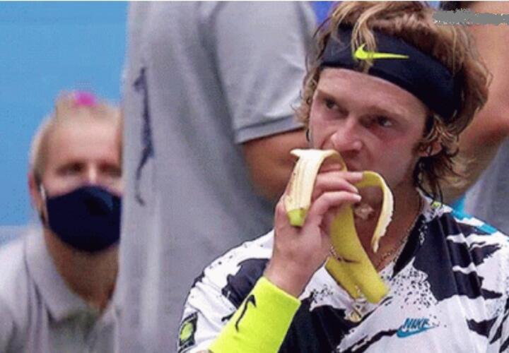 Андрей Рублев на Australian Open поймал банан и вышел в 1/8 финала