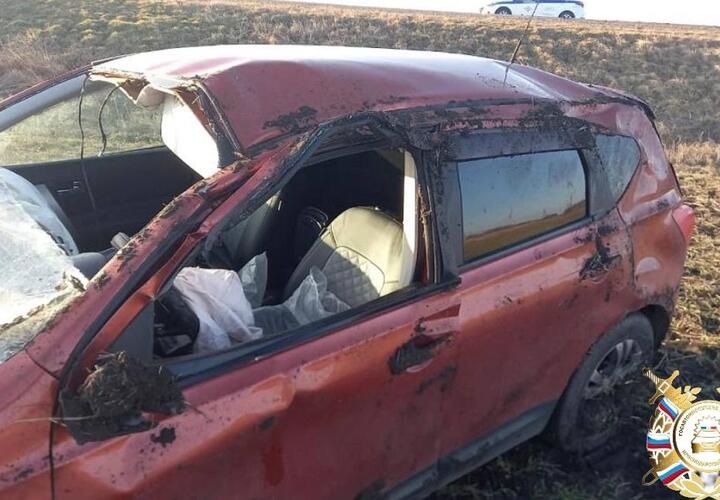 На Кубани Nissan Qashqai вылетел с дороги и перевернулся, погиб водитель 