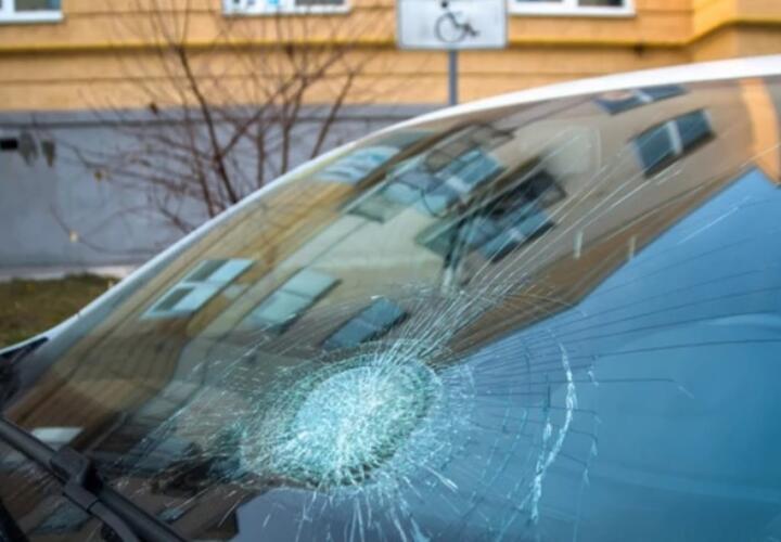 На Кубани пассажир такси повздорил с девушкой-водителем и разбил лобовое стекло