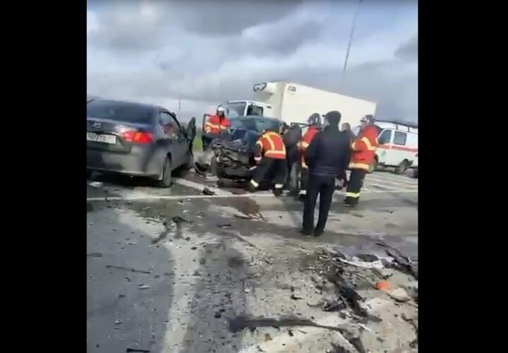 Под Анапой шесть человек пострадали в массовой аварии