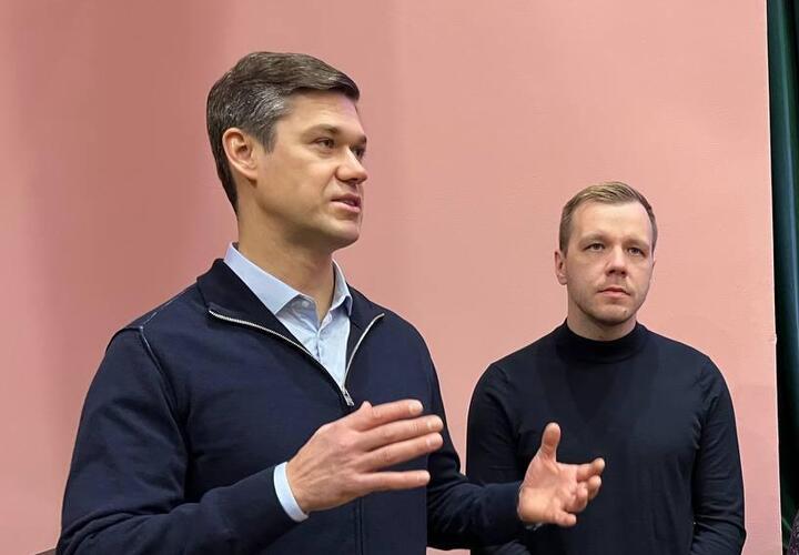 После сложностей и проволочек: в Туапсе депутата Алтухова пофоткали в Театре юного зрителя