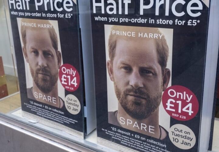 Принц Гарри выпустил книгу, в которой раскрыл тайны королевской семьи
