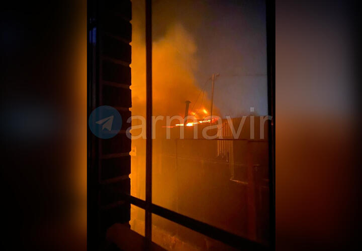 В Армавире ночью пожарные тушили частный дом