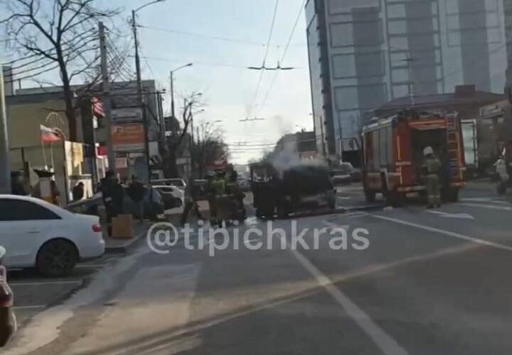 В центре Краснодара сгорел автомобиль