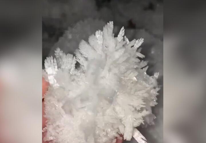 В горах Сочи сняли на видео необычный вид снега