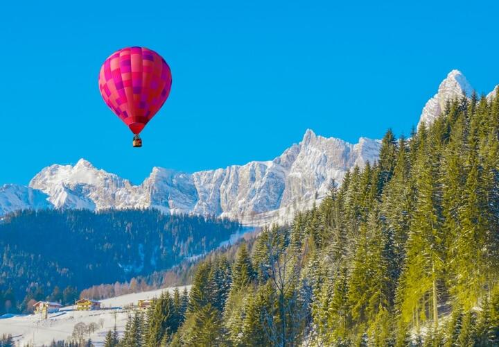В горах Сочи воздушный шар с людьми при экстренной посадке застрял среди деревьев