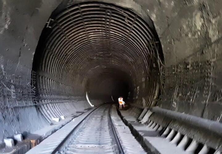 В Краснодарском крае изменят расписание поездов из-за ремонта столетнего тоннеля