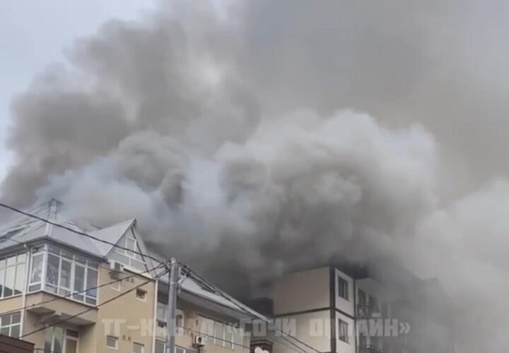В Сочи горит четырехэтажный жилой дом