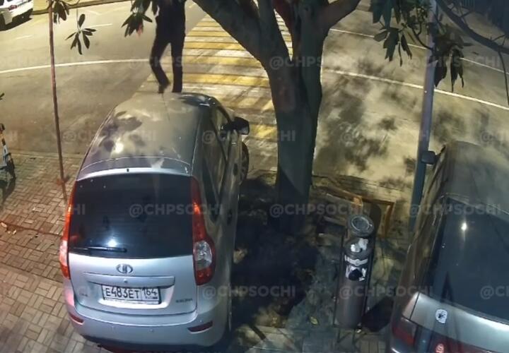 В Сочи мужчина разбил чужое авто из-за неправильной парковки