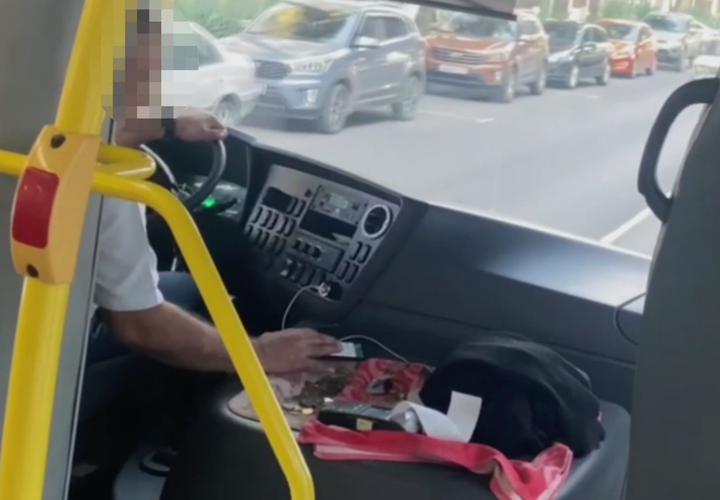В Сочи водитель автобуса чуть не угробил пассажиров, пока смотрел в телефон