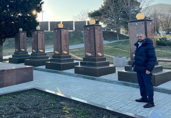 «Забор стоит»: депутат ЗСК Граф-Колесник пропиарился на Братской могиле в Новороссийске