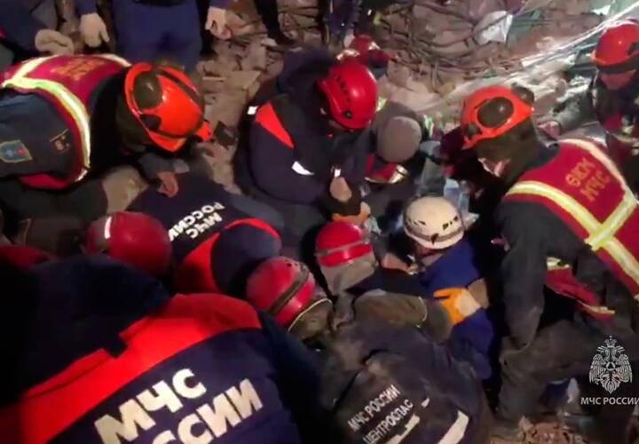 Чудом: в Турции женщина выжила, пролежав под завалами 8,5 суток