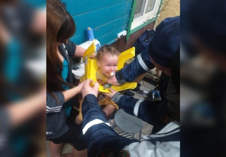 На Кубани младенец оказался в плену пластикового горшка