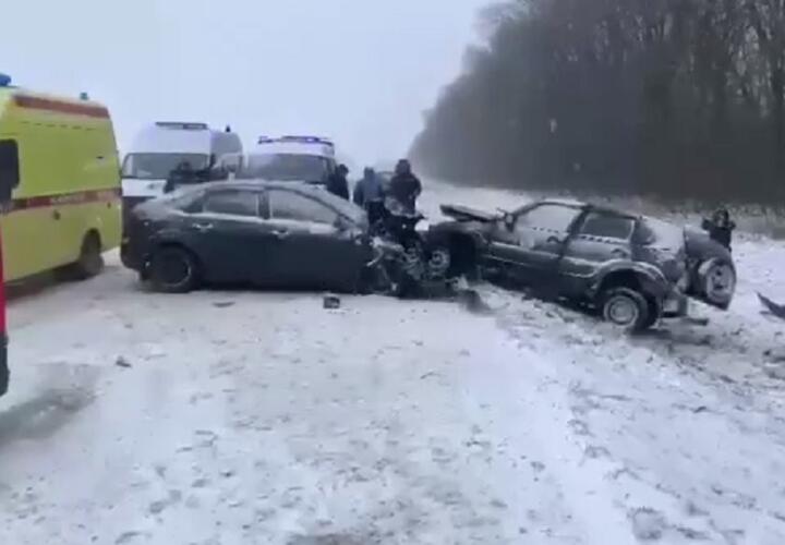 На Кубани в аварии на скользкой дороге пострадали семь человек
