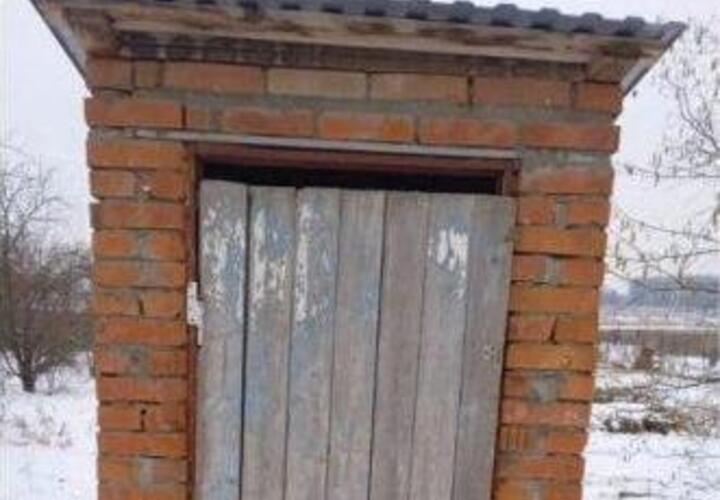 Пиар с запашком: на Кубани заменили дверь в уличном туалете мамы мобилизованного