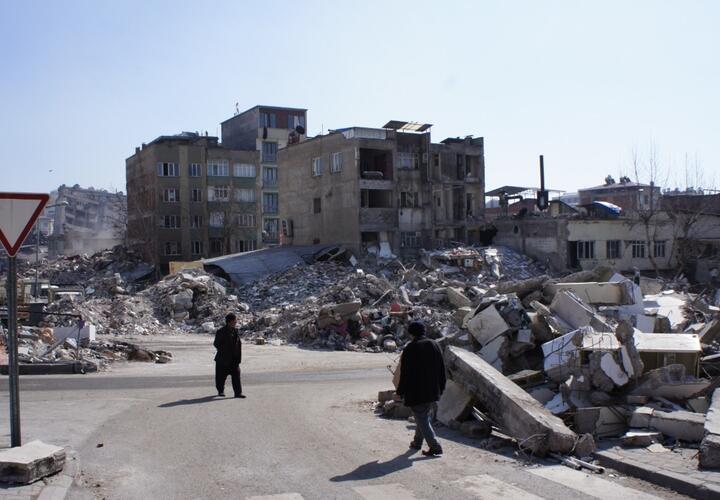 При новых землетрясениях на границе Турции и Сирии пострадали больше 700 человек 