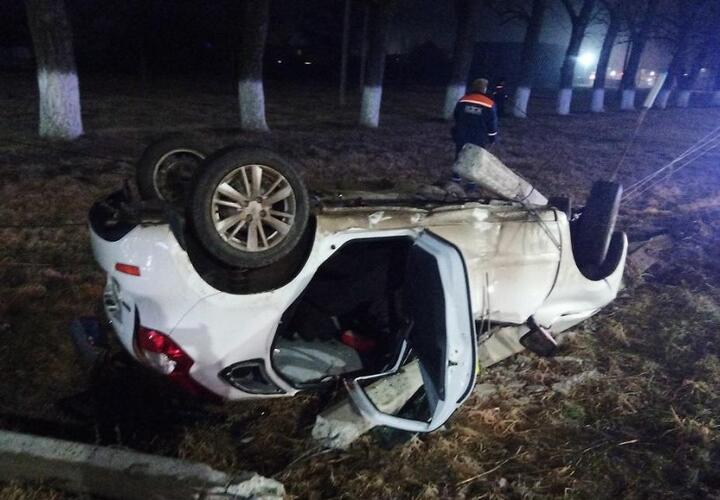 В Армавире пьяный водитель опрокинул и замотал в провода свое авто