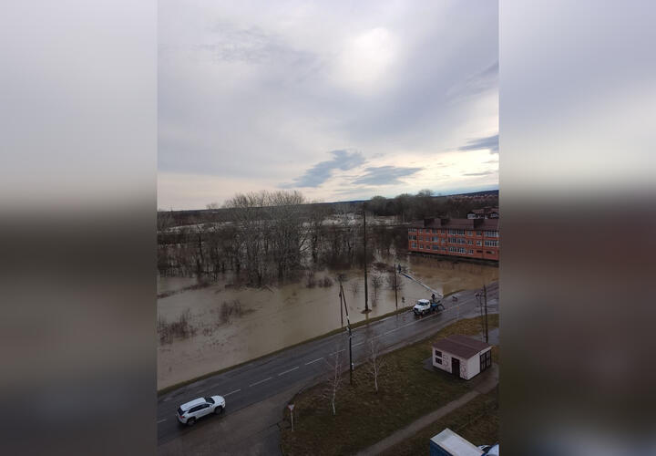 В Горячем Ключе река вышла из берегов и затопила дворы