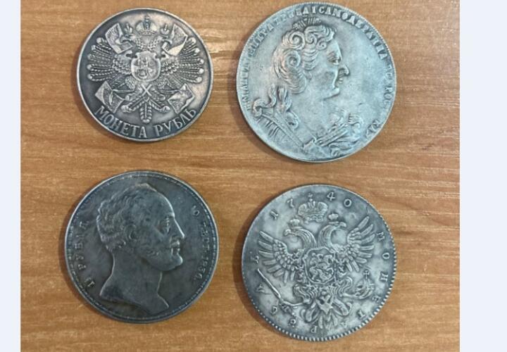 В Краснодаре мошенники продавали сувенирные монеты под видом царских