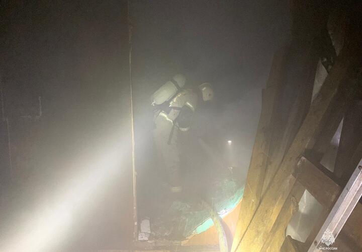 В Краснодаре загорелось трехэтажное здание на улице Зиповской