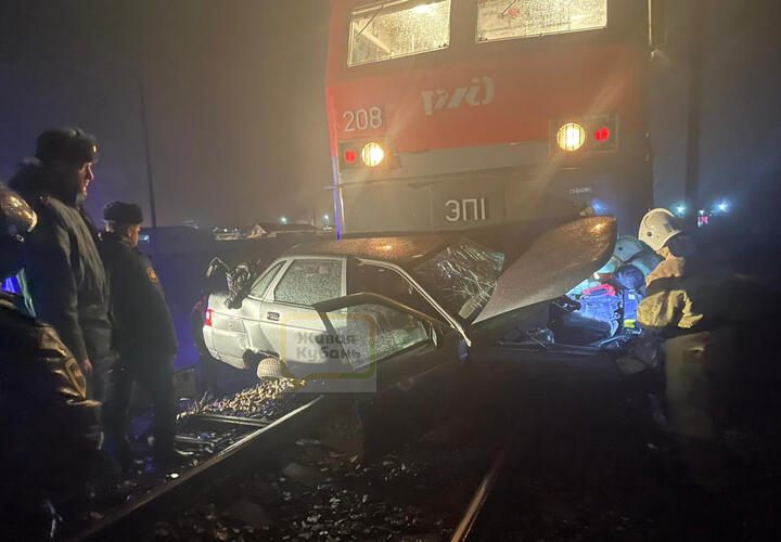В Краснодарском крае поезд снес легковушку, есть погибший