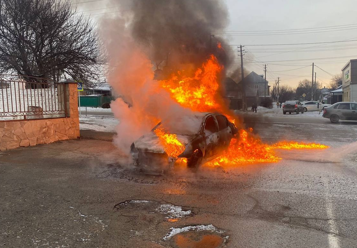 В Кропоткине возле школы на ходу загорелся автомобиль