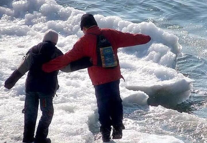 В Новороссийске два мальчика провалились под лед и едва не погибли