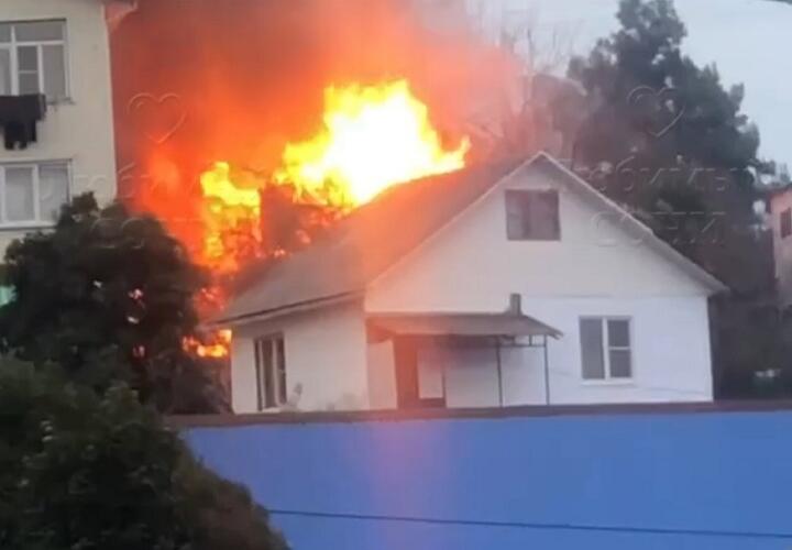 В Сочи 16 человек тушили пожар в одноэтажном здании