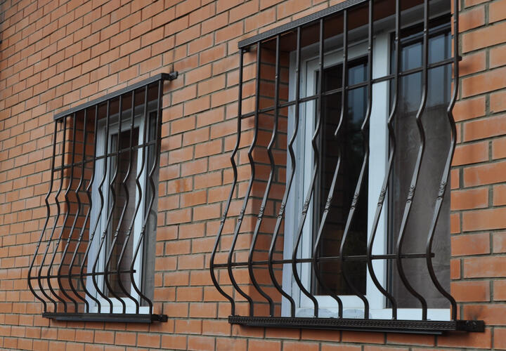В Сочи на окнах частного детсада установили решетки