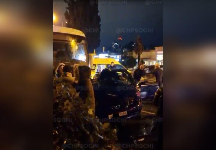 В Сочи столкнулись пассажирский автобус и иномарка