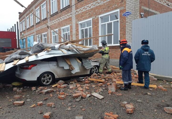 В Тимашевске ветер сорвал крышу здания 