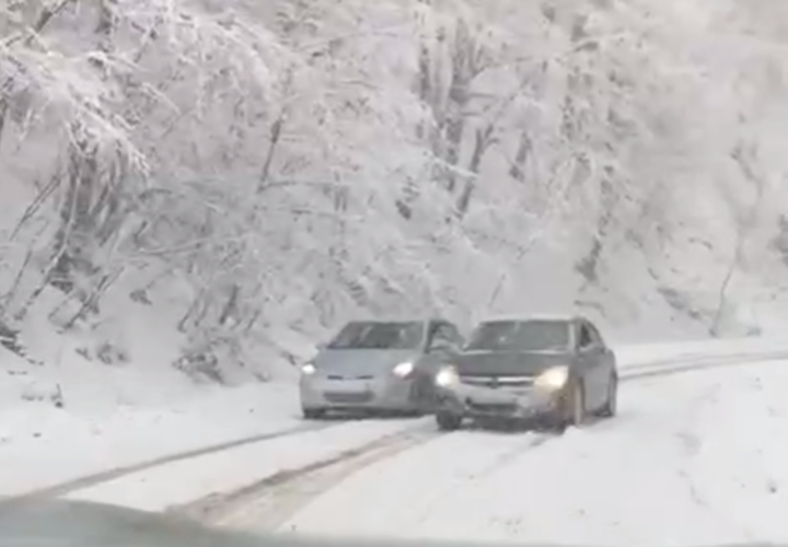 В Туапсинском районе из-за снегопада перекрыли дорогу