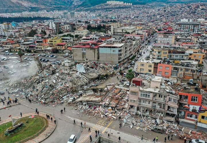 В Турции число погибших при землетрясении увеличилось до 9 тысяч человек