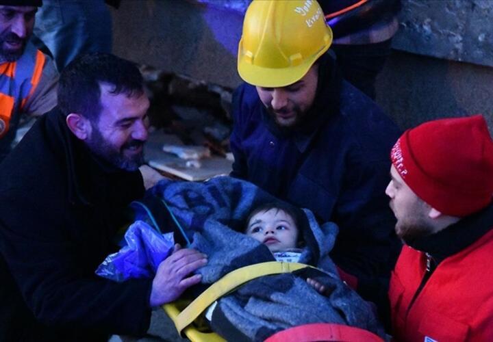В Турции из под завалов спасли трехлетнего мальчика 